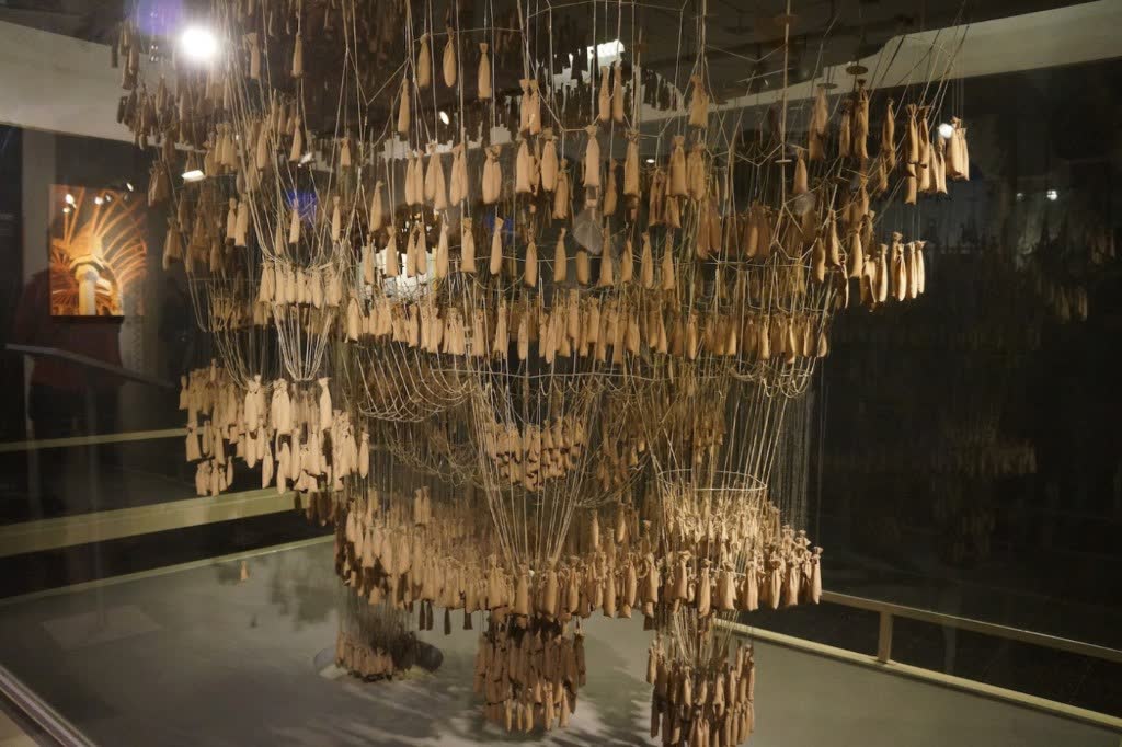 Gaudí&rsquo;s hanging chain model — physical exhibit, strings and weights