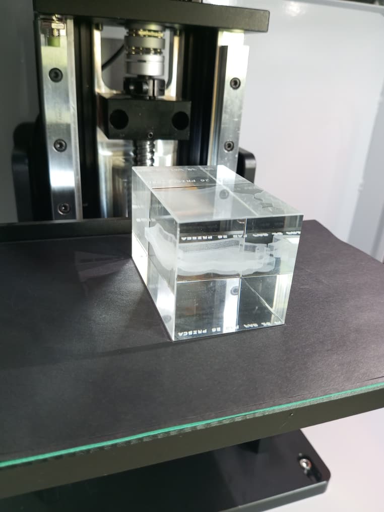 Crystal placed on the engraving machine