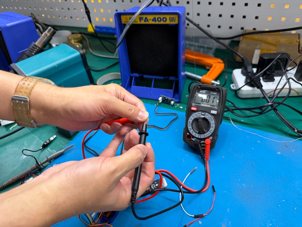 Multimeter probe short-check indication