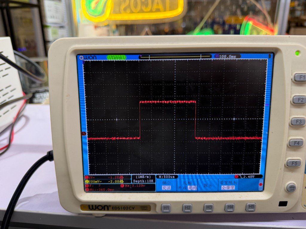 Oscilloscope display with captured waveform