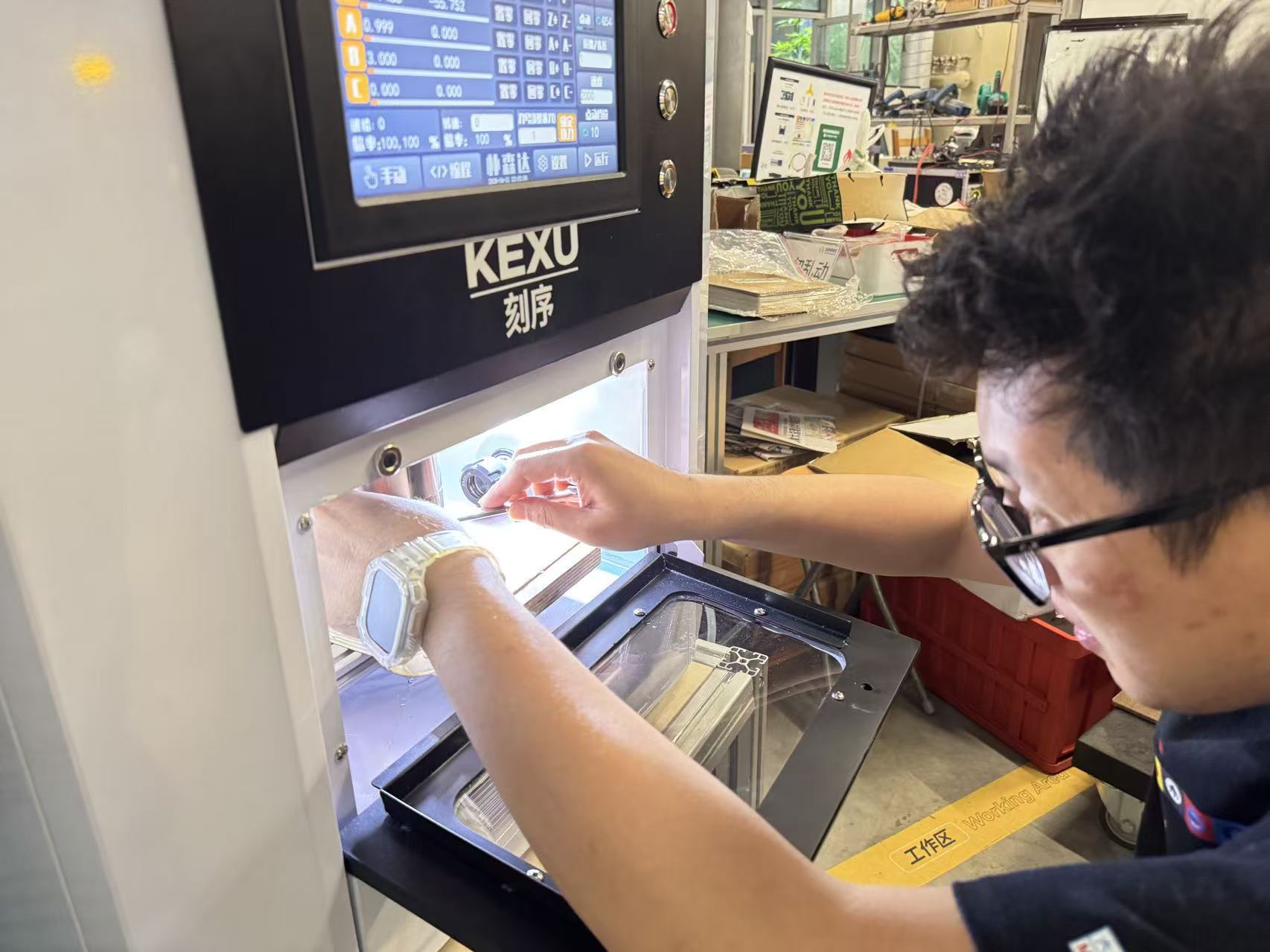 Changing pcb cnc tool