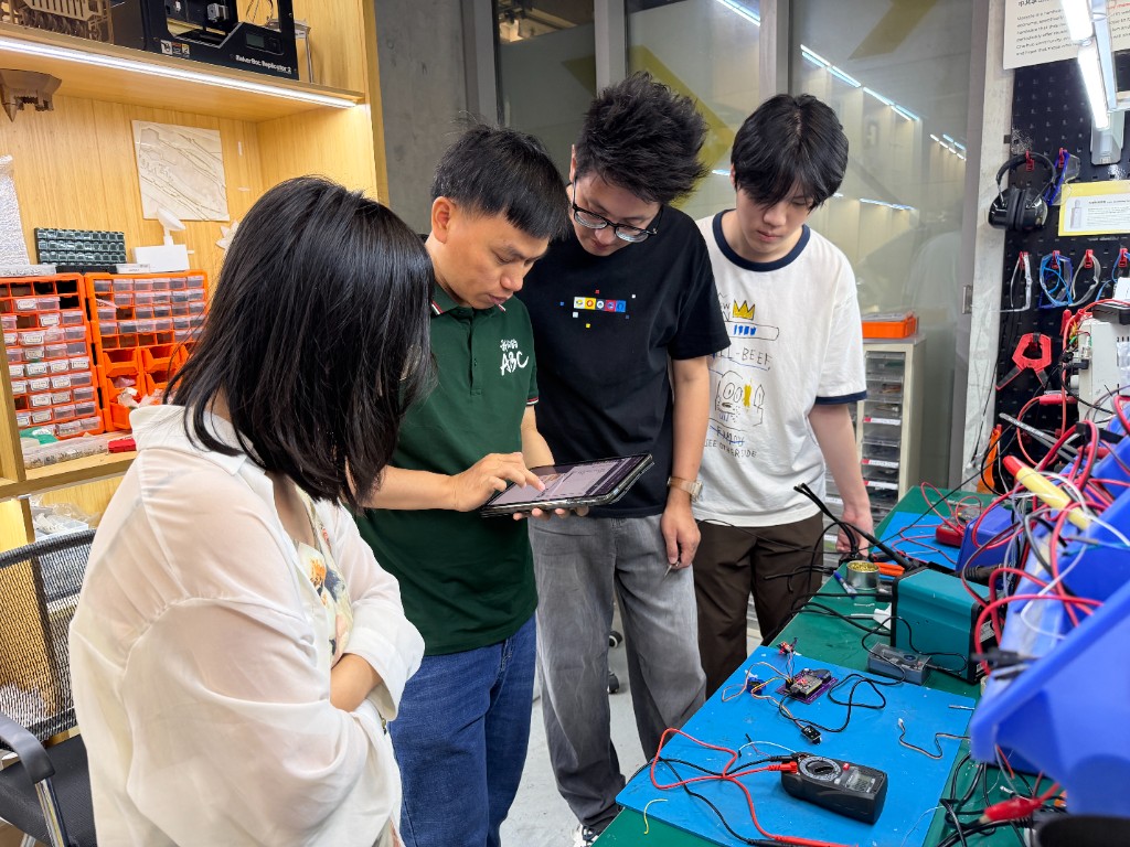 Team discussing the measurement plan at the bench with a tablet