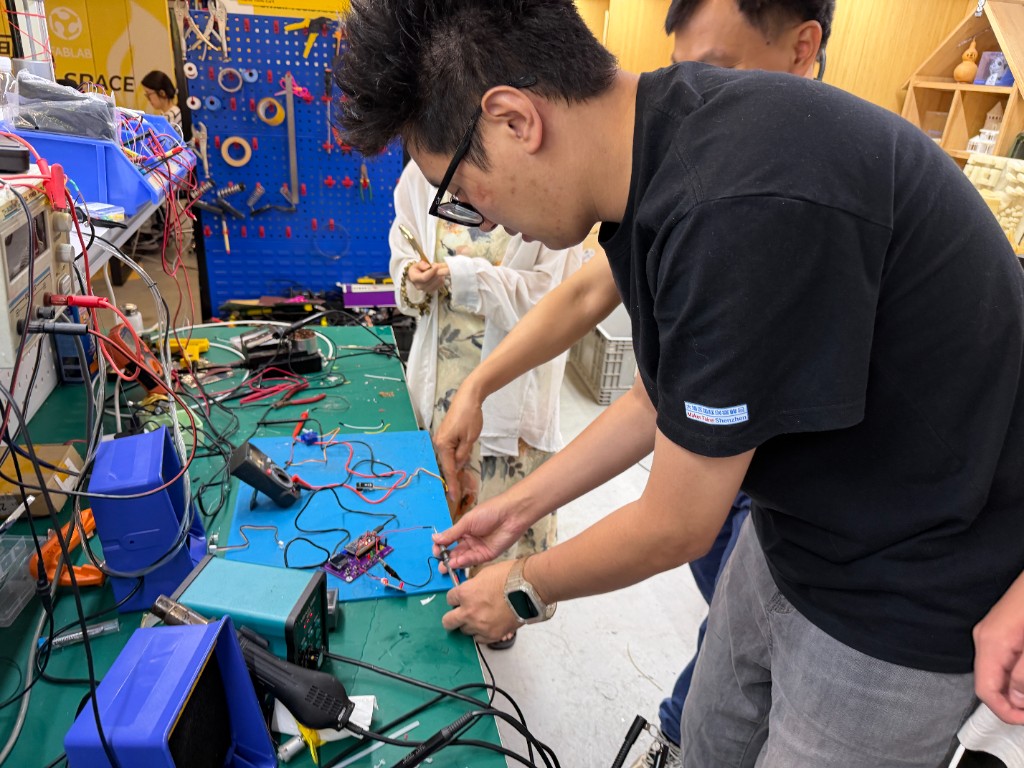 Testing the purple PCB at Chaihuo Makerspace