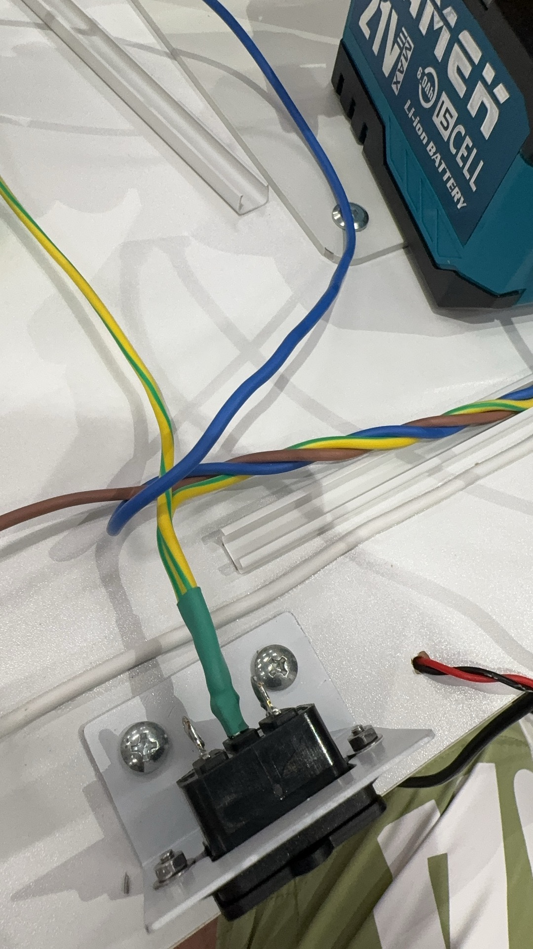 Wiring detail with power switch and battery