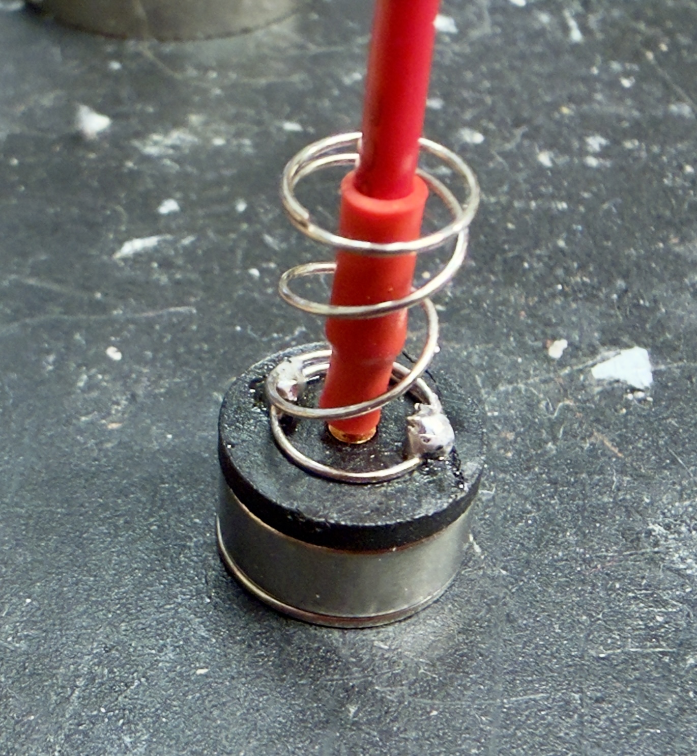 Magnetic pogo contacts with spring-loaded mechanism