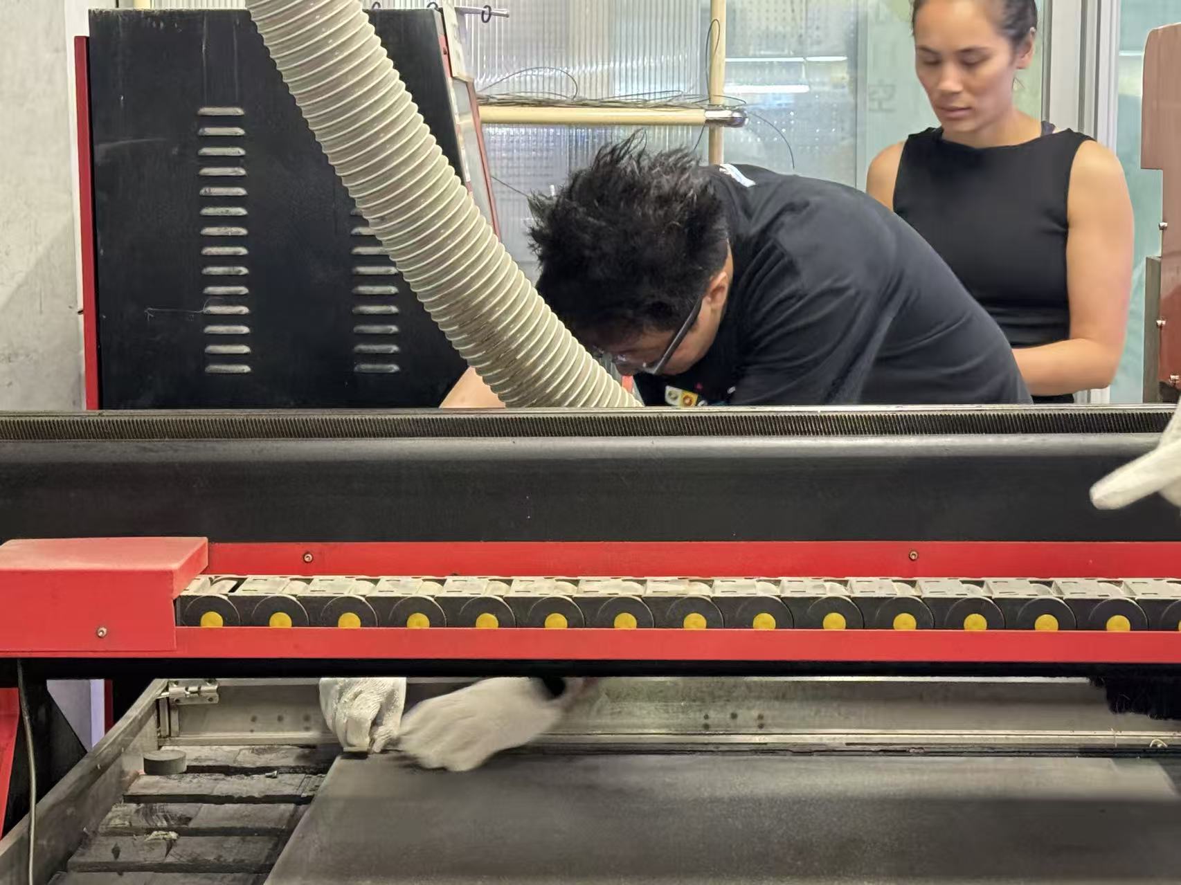 Clamping the workpiece on the CNC bed