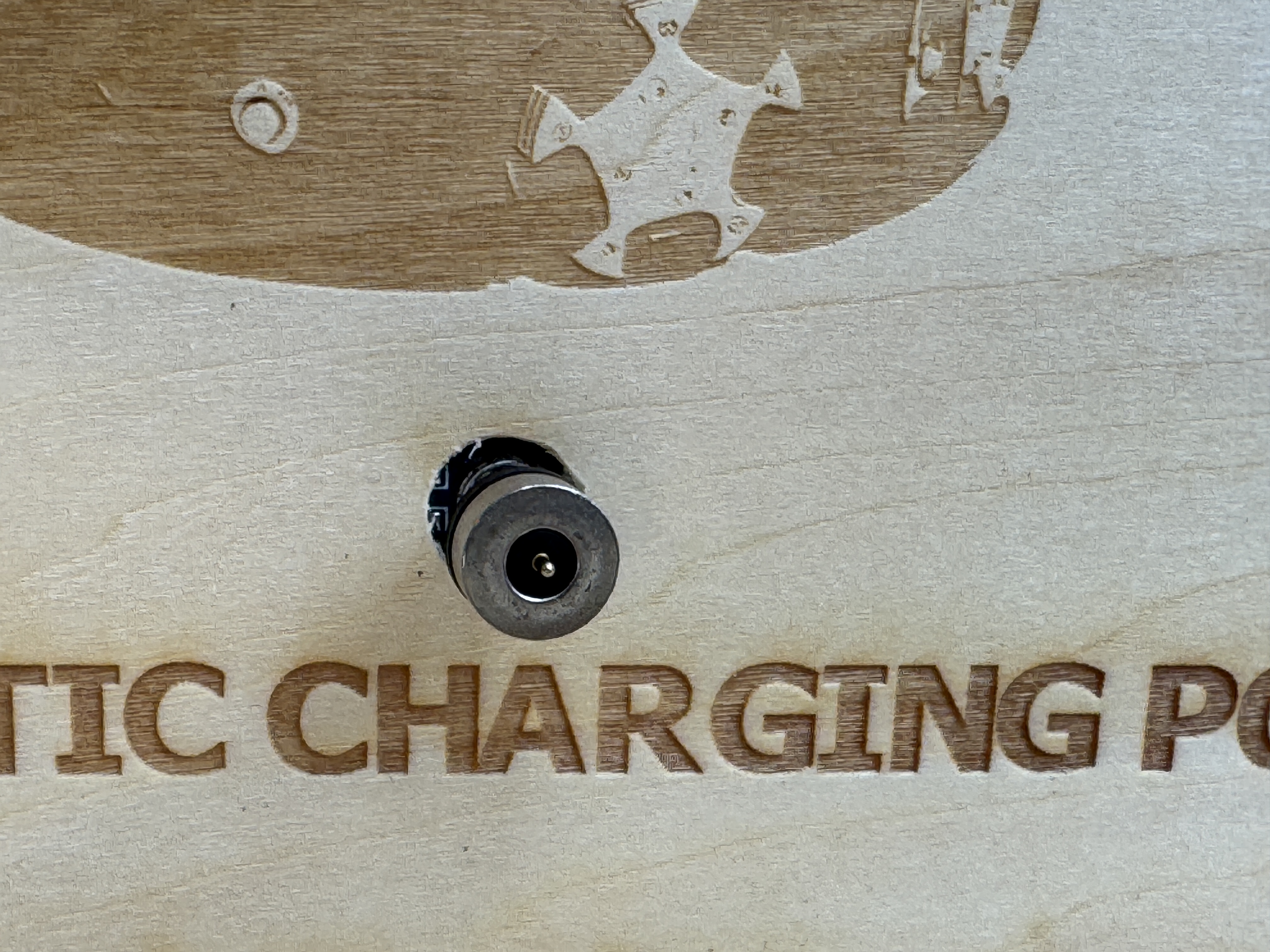 Charging port on the dock exporting voltage to the robot contacts