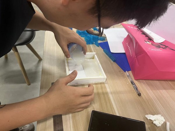 Unsafe habits when handling casting materials