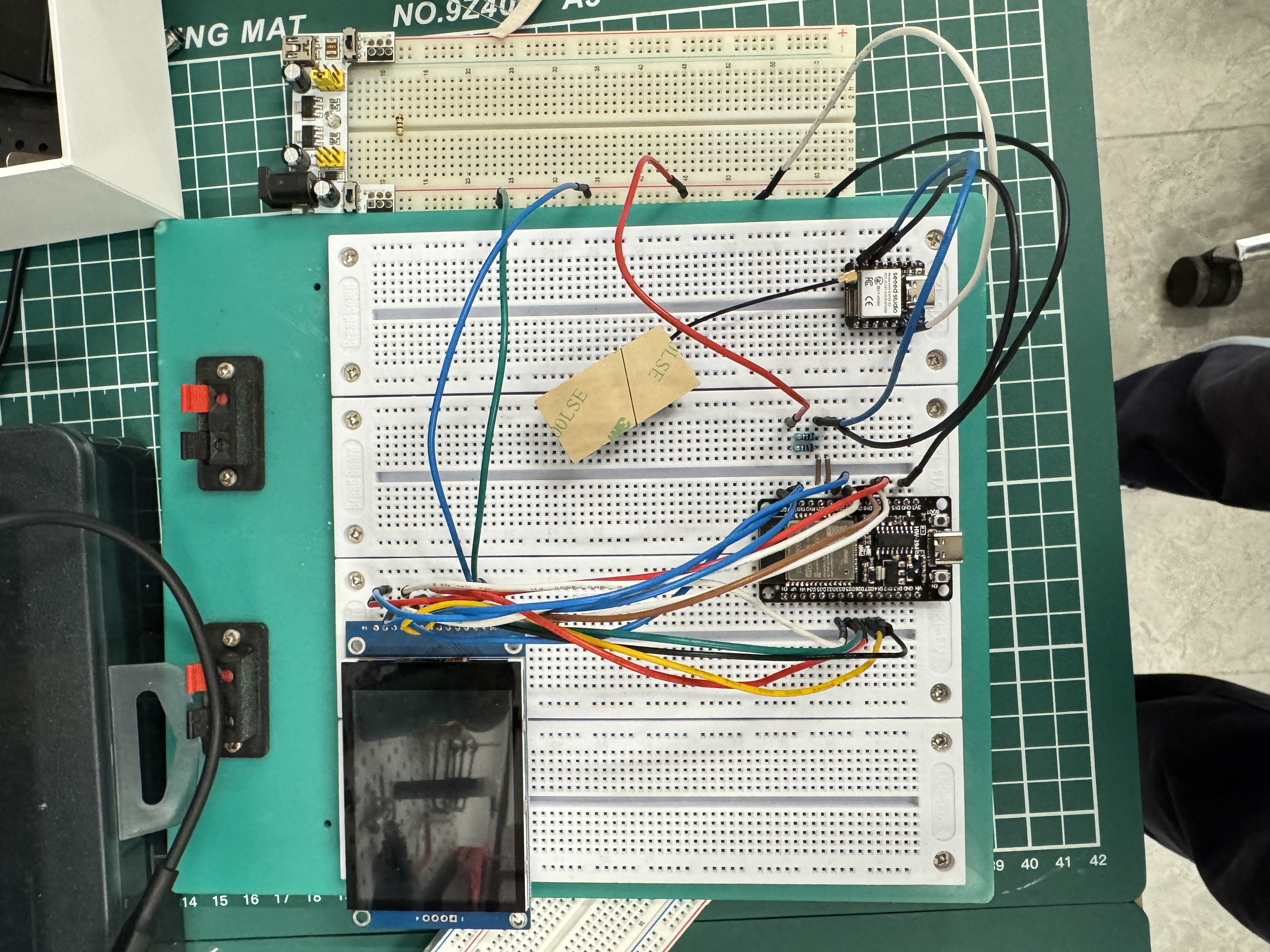 Breadboard with two ESP boards, jumper wires for I2C, and discrete pull-up resistors to 3.3 V
