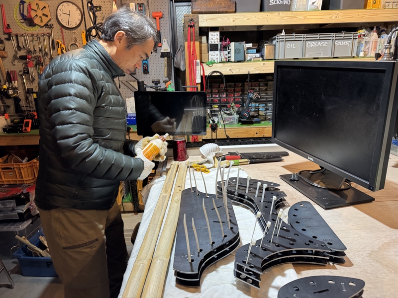 putting glue for laminating