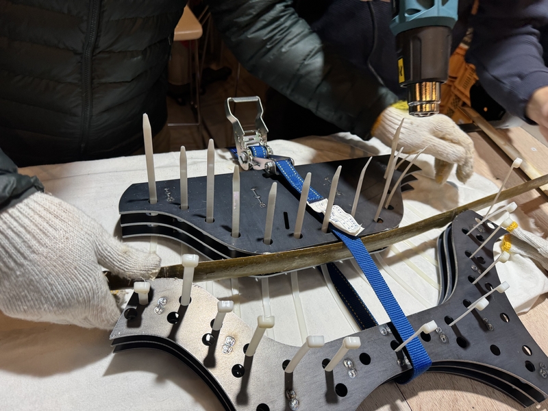 setting bamboo in the mold