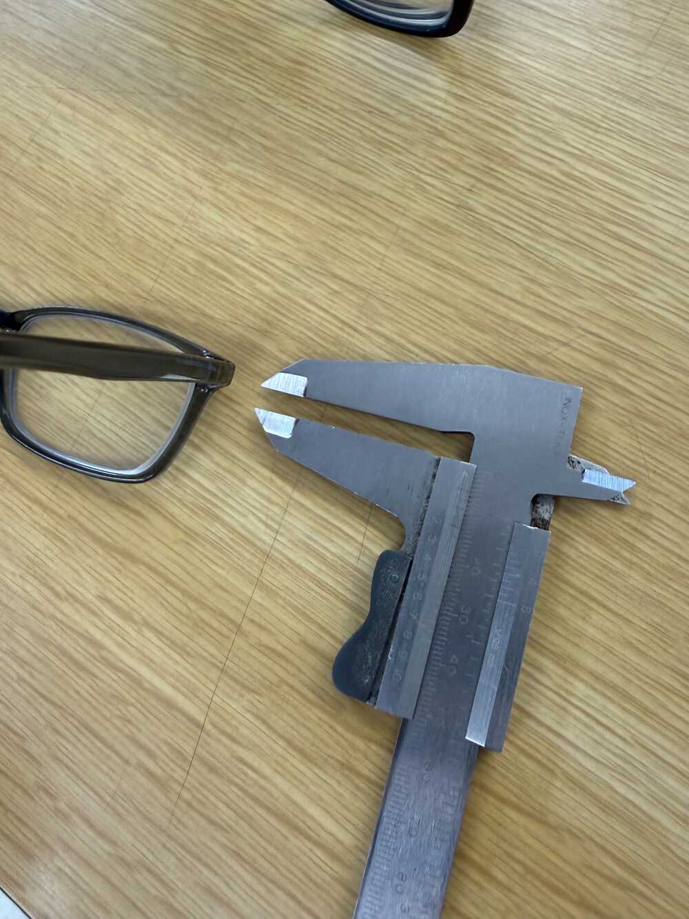 Measuring glasses temple dimensions