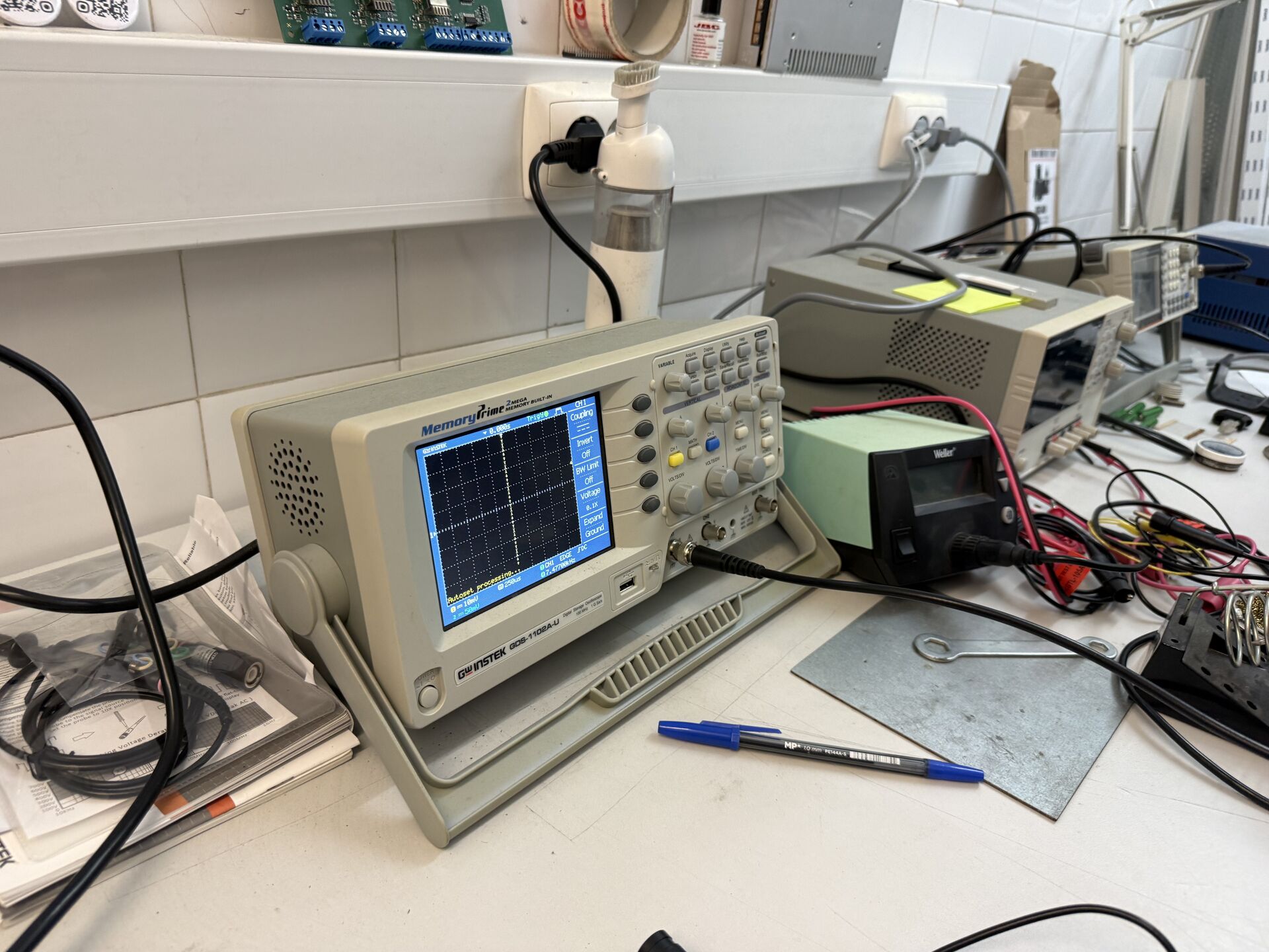 Oscilloscope showing early signal capture
