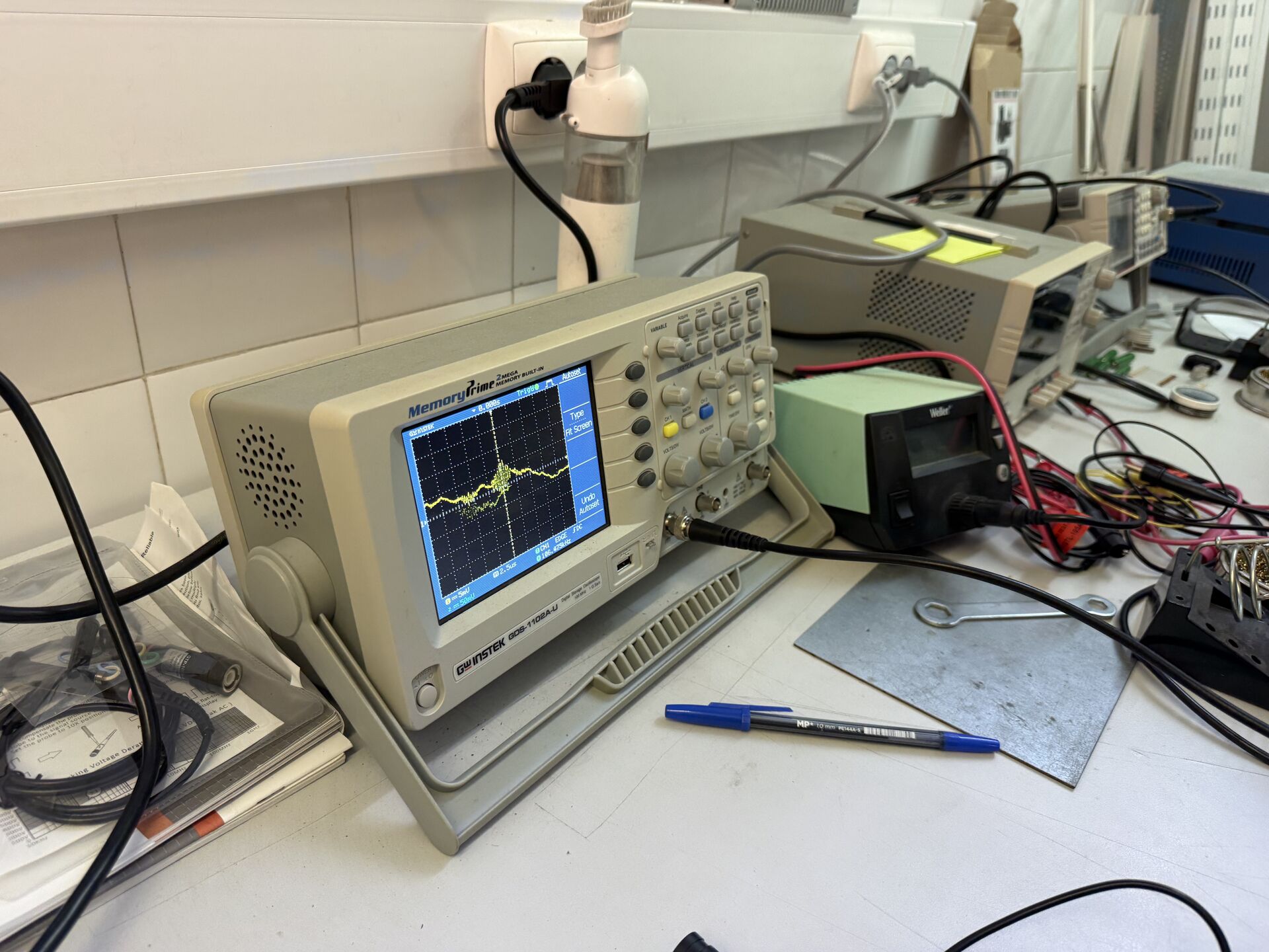 Oscilloscope with noisy/flat signal