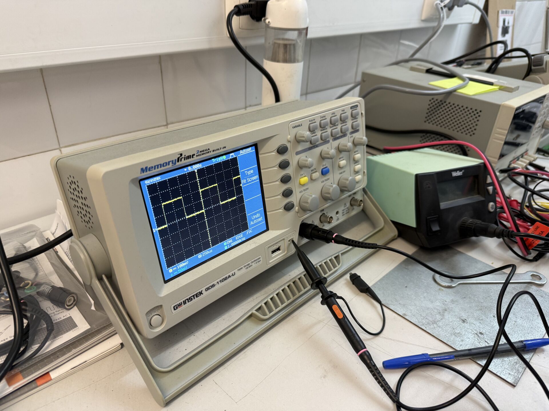 Oscilloscope displaying square wave