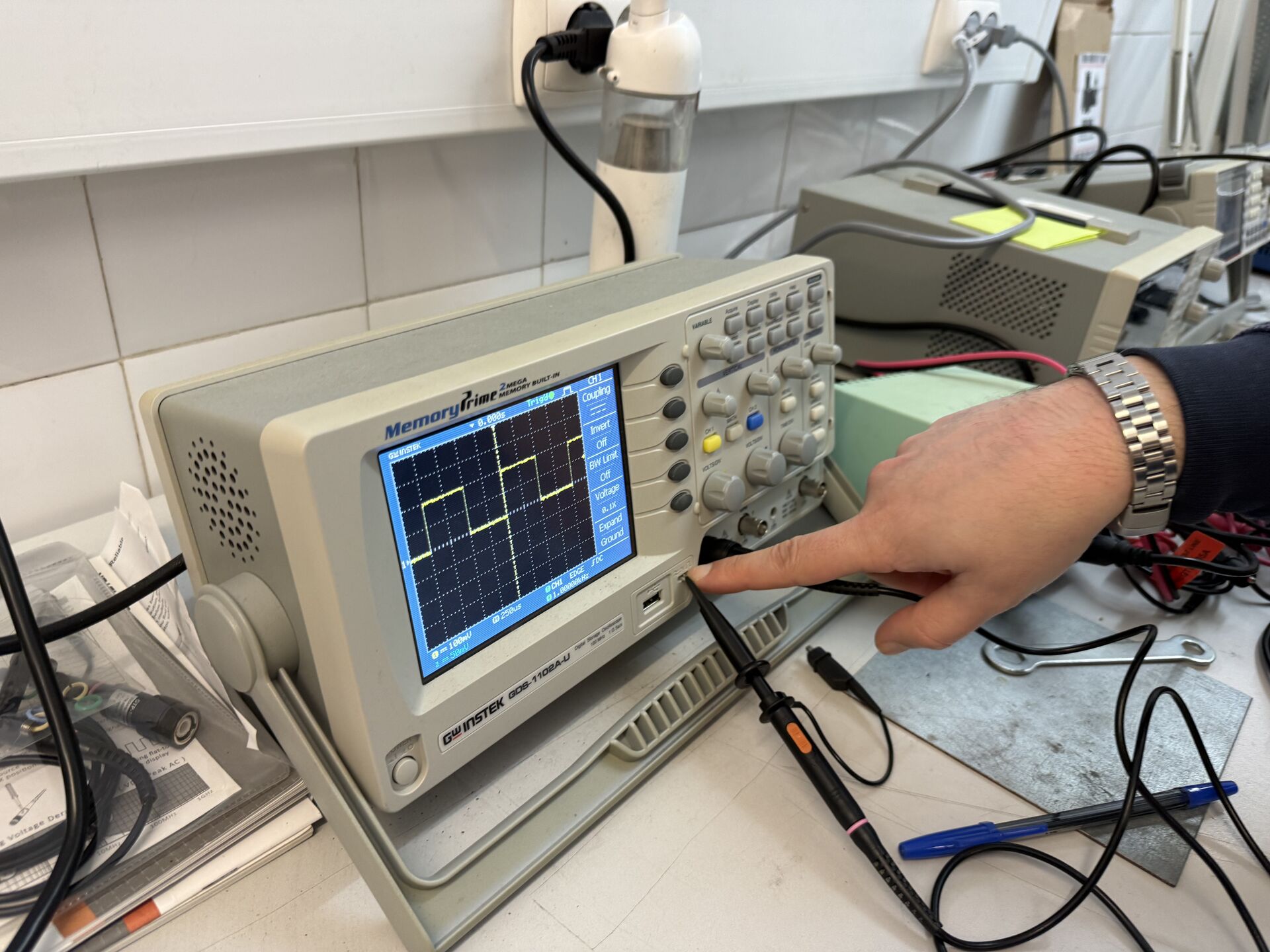 Adjusting oscilloscope probe settings