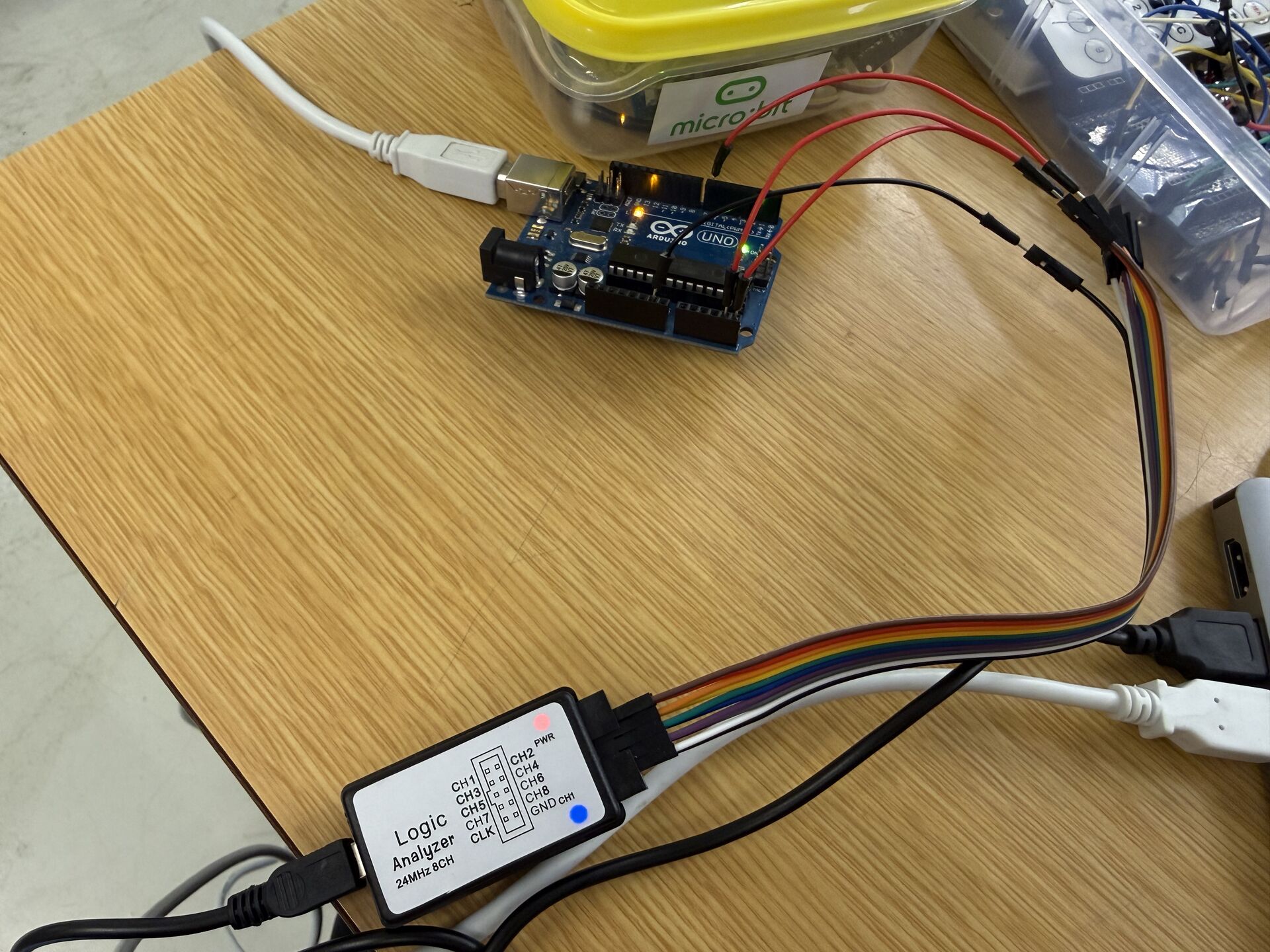 Arduino Uno connected to logic analyzer