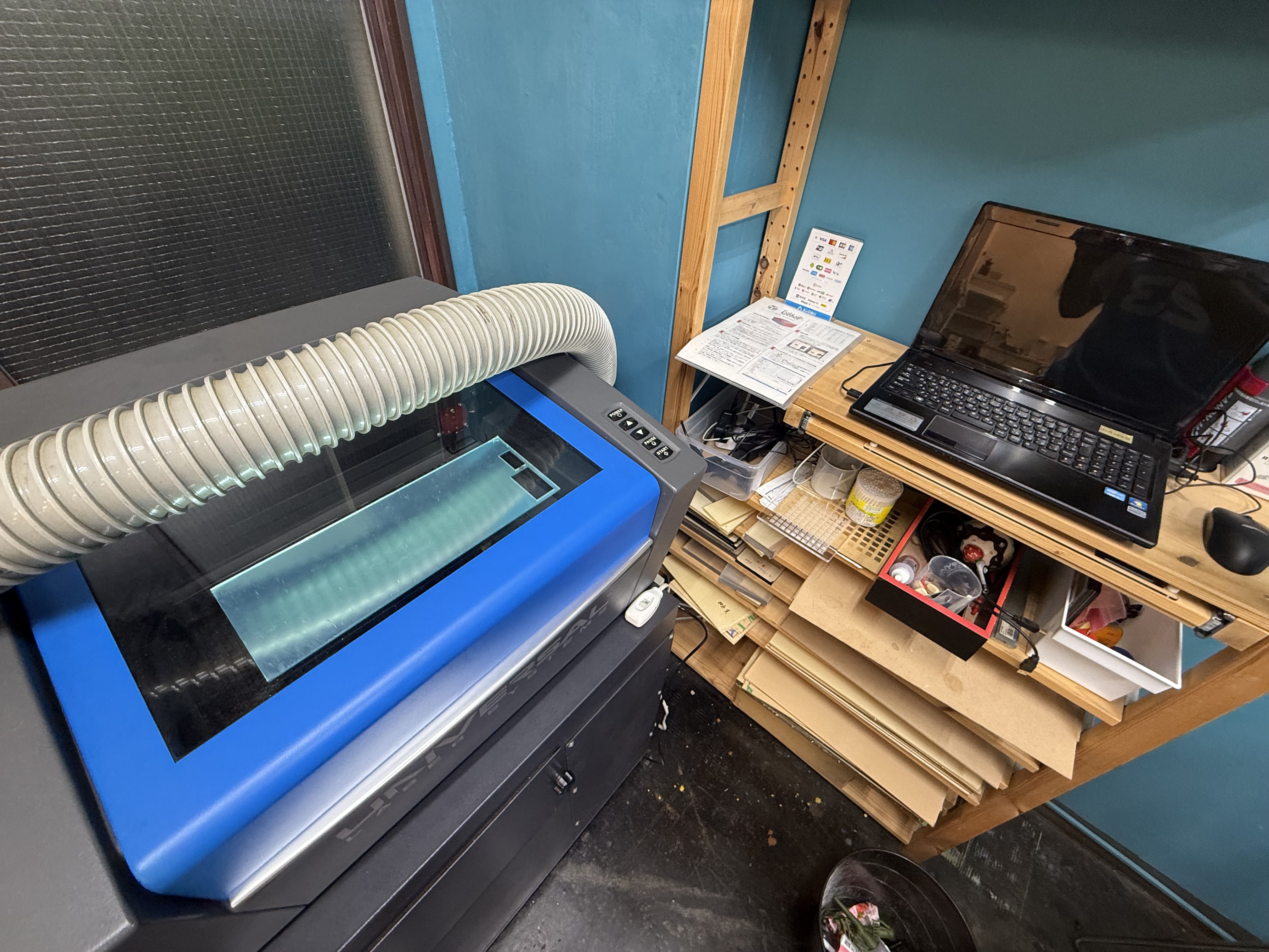 Laser-cut mirror acrylic combiner
