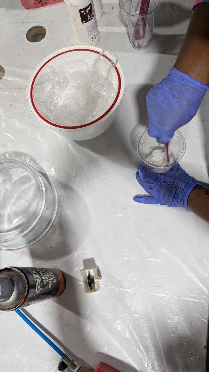 Mix the silicone and hardener in a to and fro action. This avoids air bubble formation.