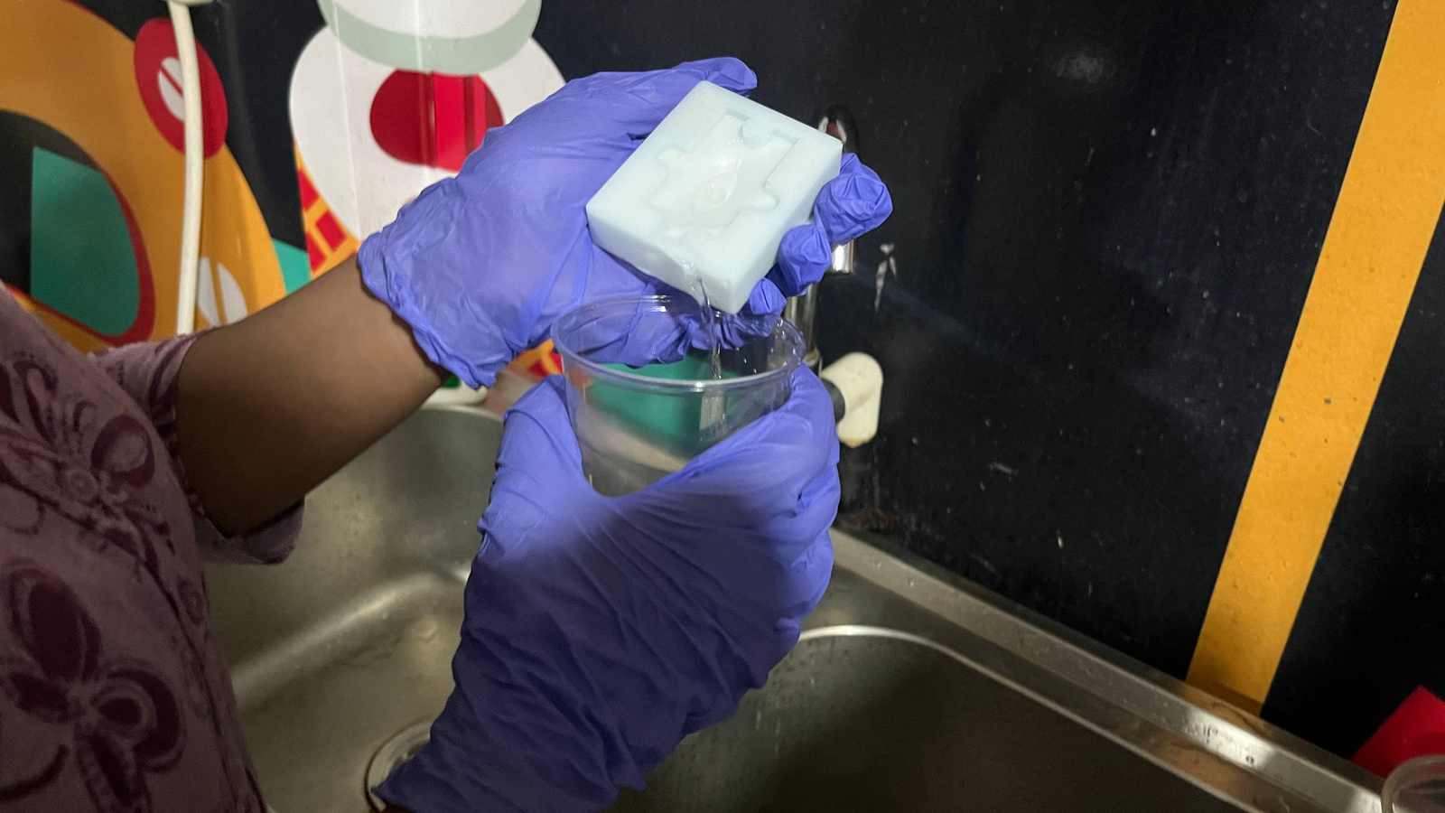 The volume of the mould cavity is measured by pouring water into it and then pouring it back into the cup. Measure the volume in the cup.