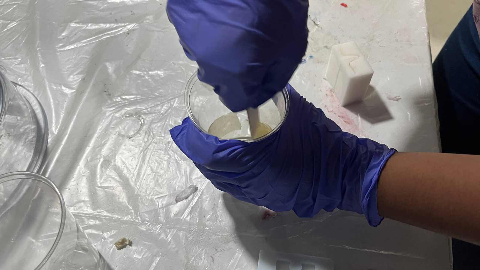 The resin mixture also has to be mixed in a to and fro motion. This avoids the formation of bubbles.