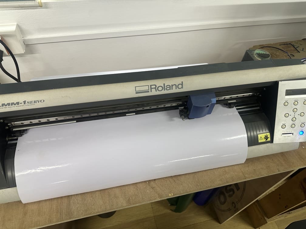 Vinyl roll alignment on cutter