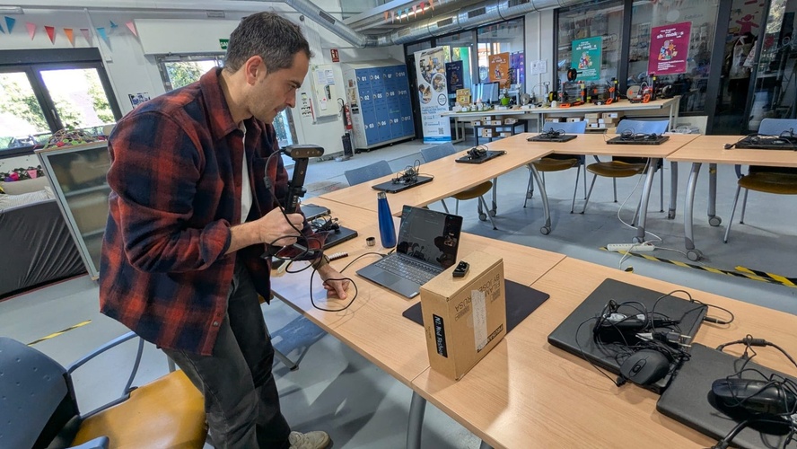 Handheld scanning with the Ferret connected to a laptop at Fab Lab León.