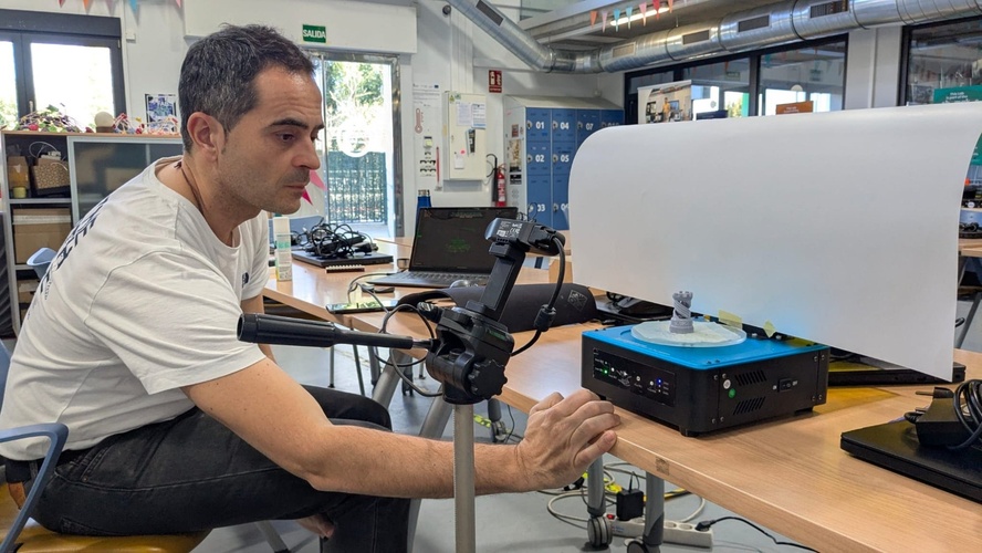 Operating the Ferret scanner with the turntable setup at Fab Lab León.