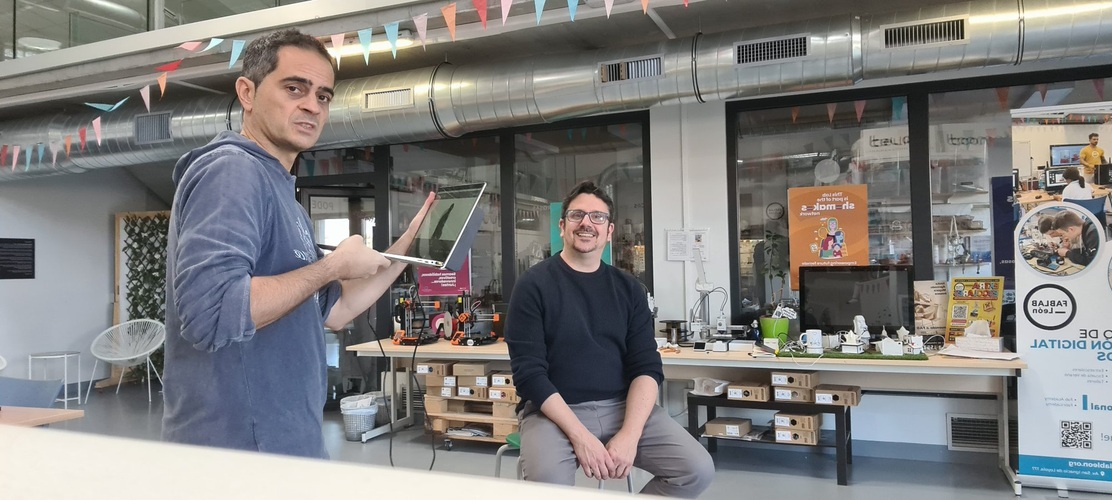 Scanning session at Fab Lab León — operator with laptop and subject seated.