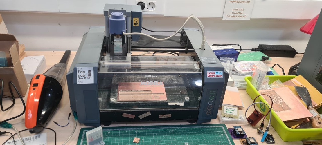 The Roland MDX-20 desktop CNC mill used for PCB fabrication at Fab Lab León.