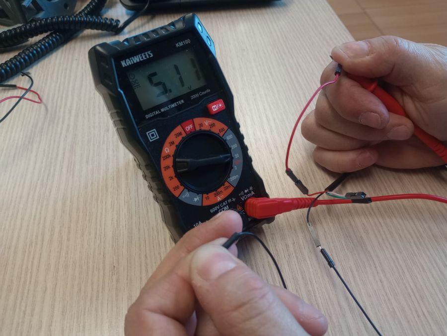 Multimeter measuring voltageconsumption