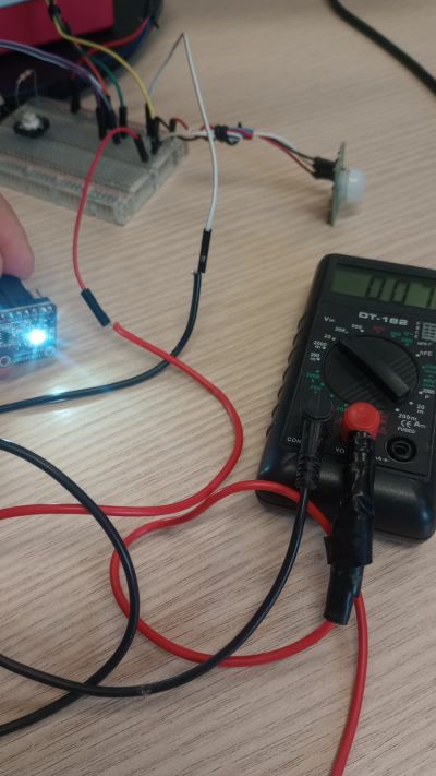 Multimeter probing the sensor output