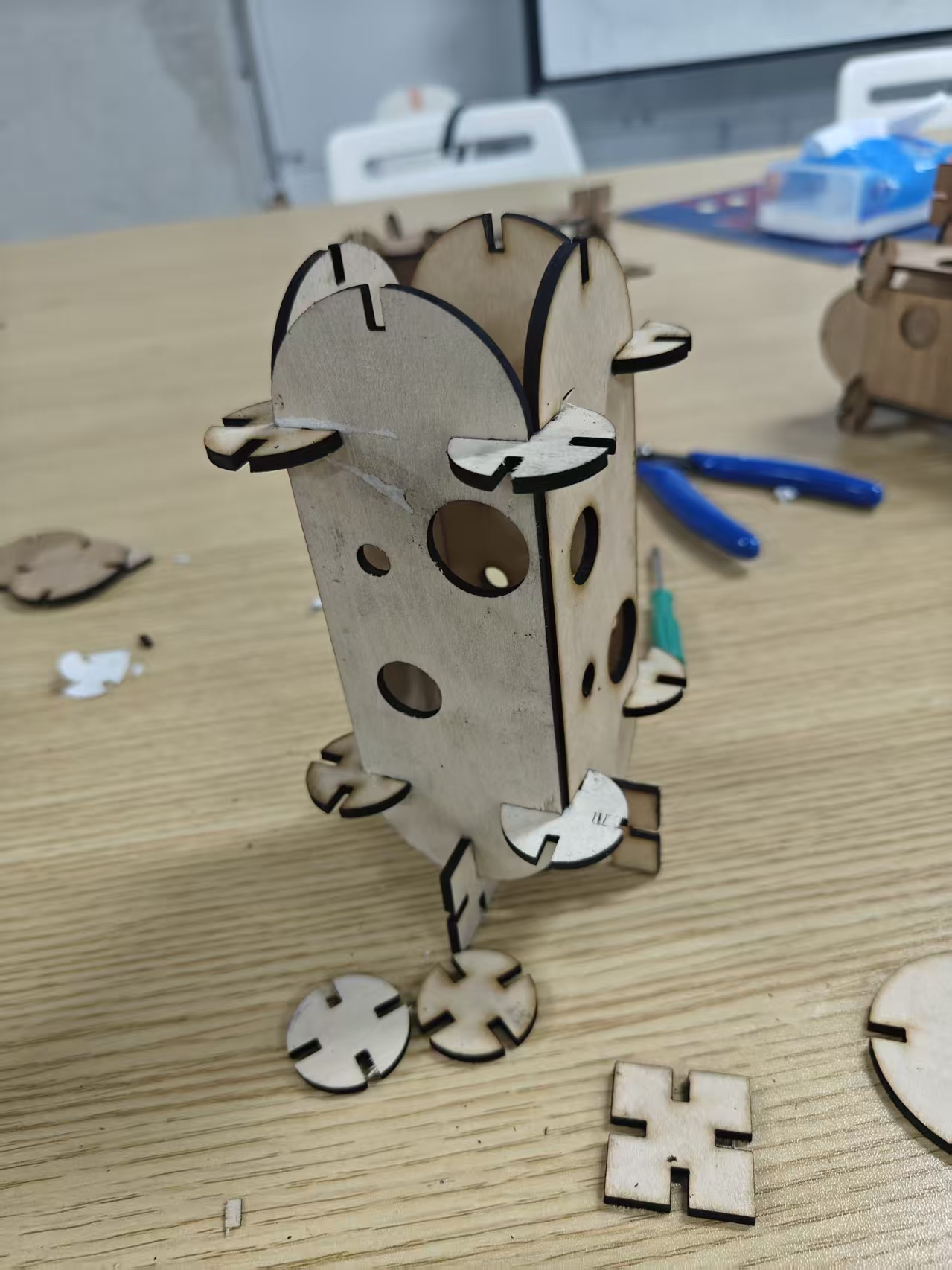 Vertical press-fit construction kit with 3 mm slots