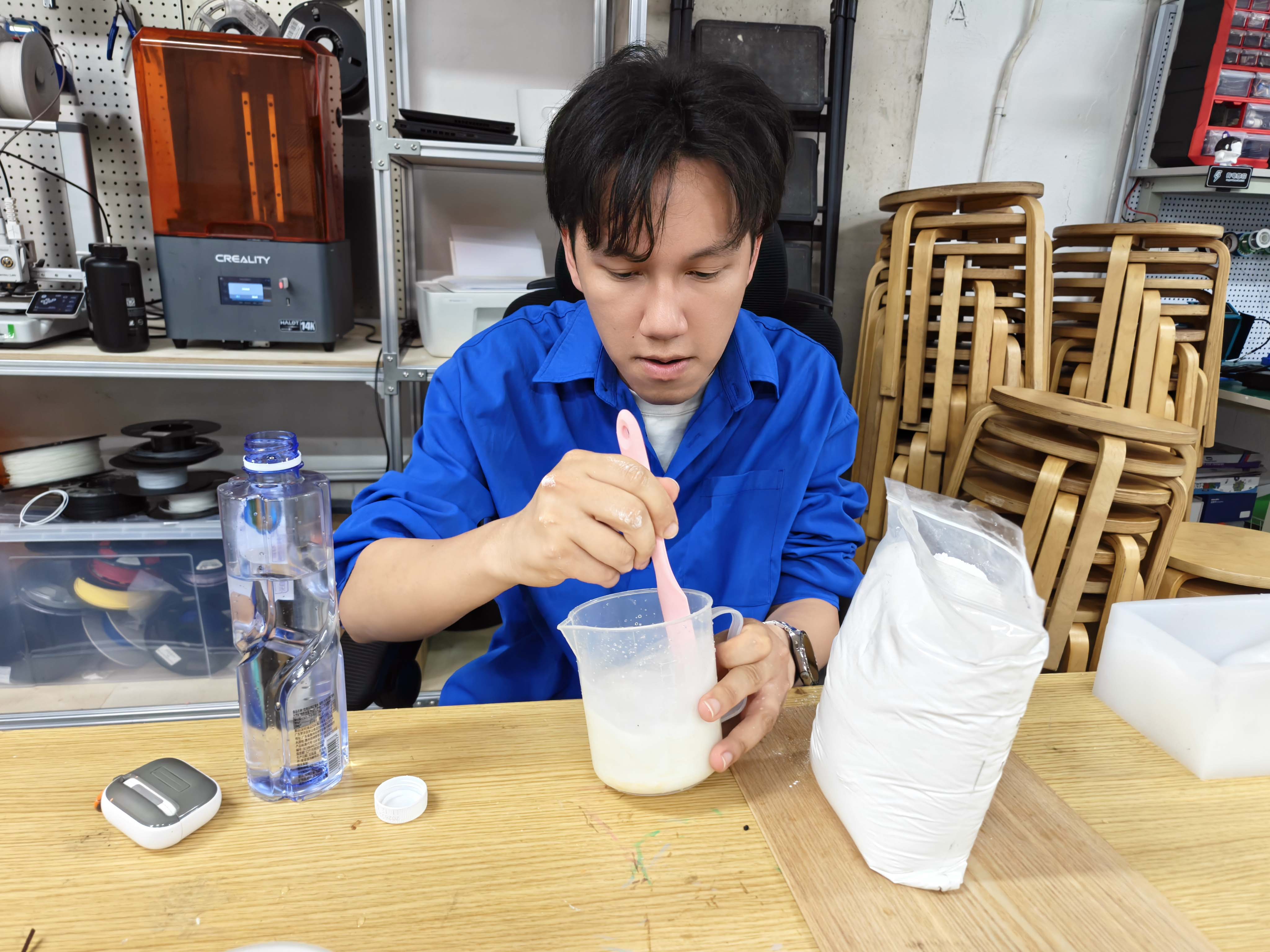 Mixing plaster powder with water