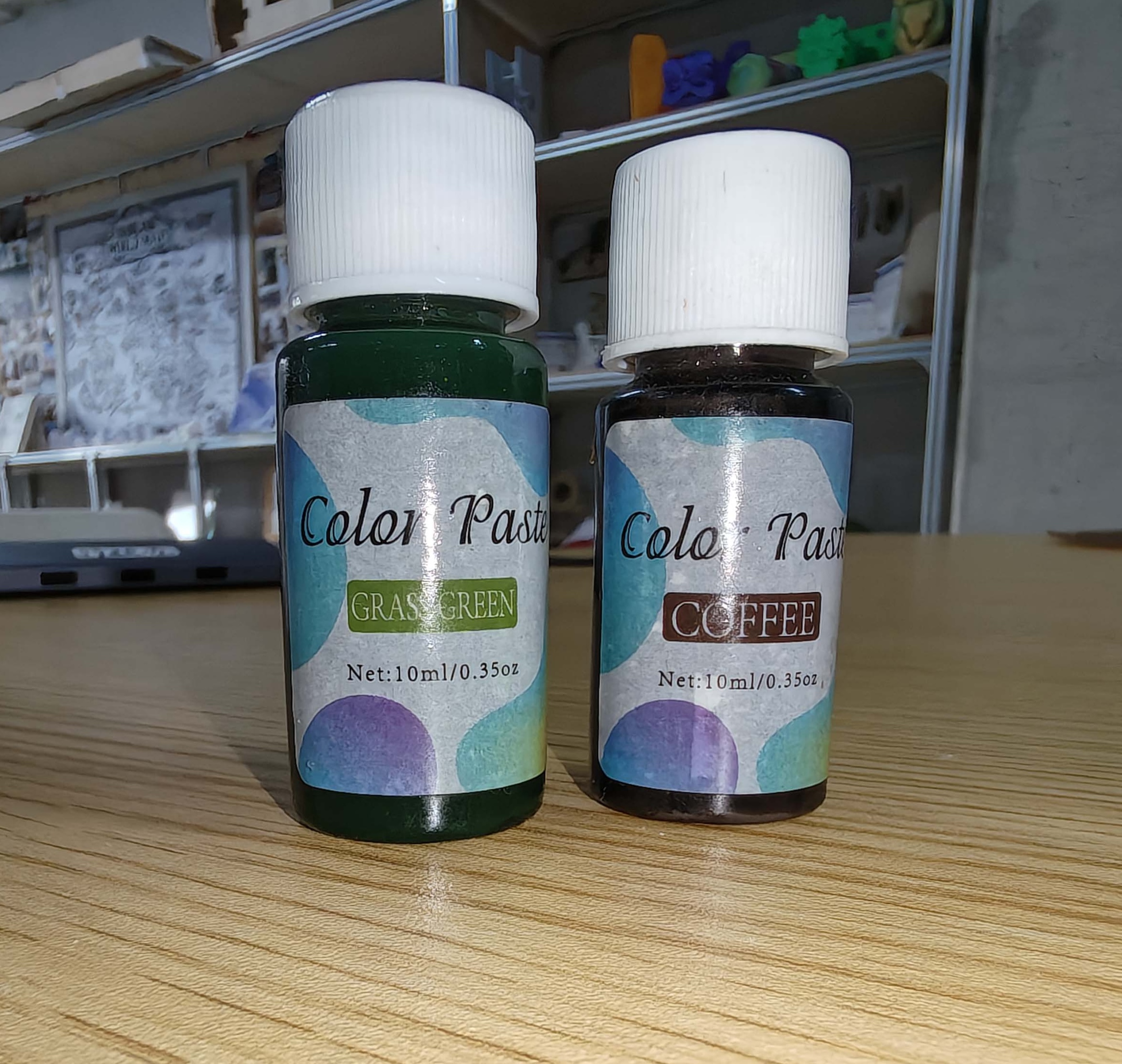 Green and coffee color paste used for the material experiments