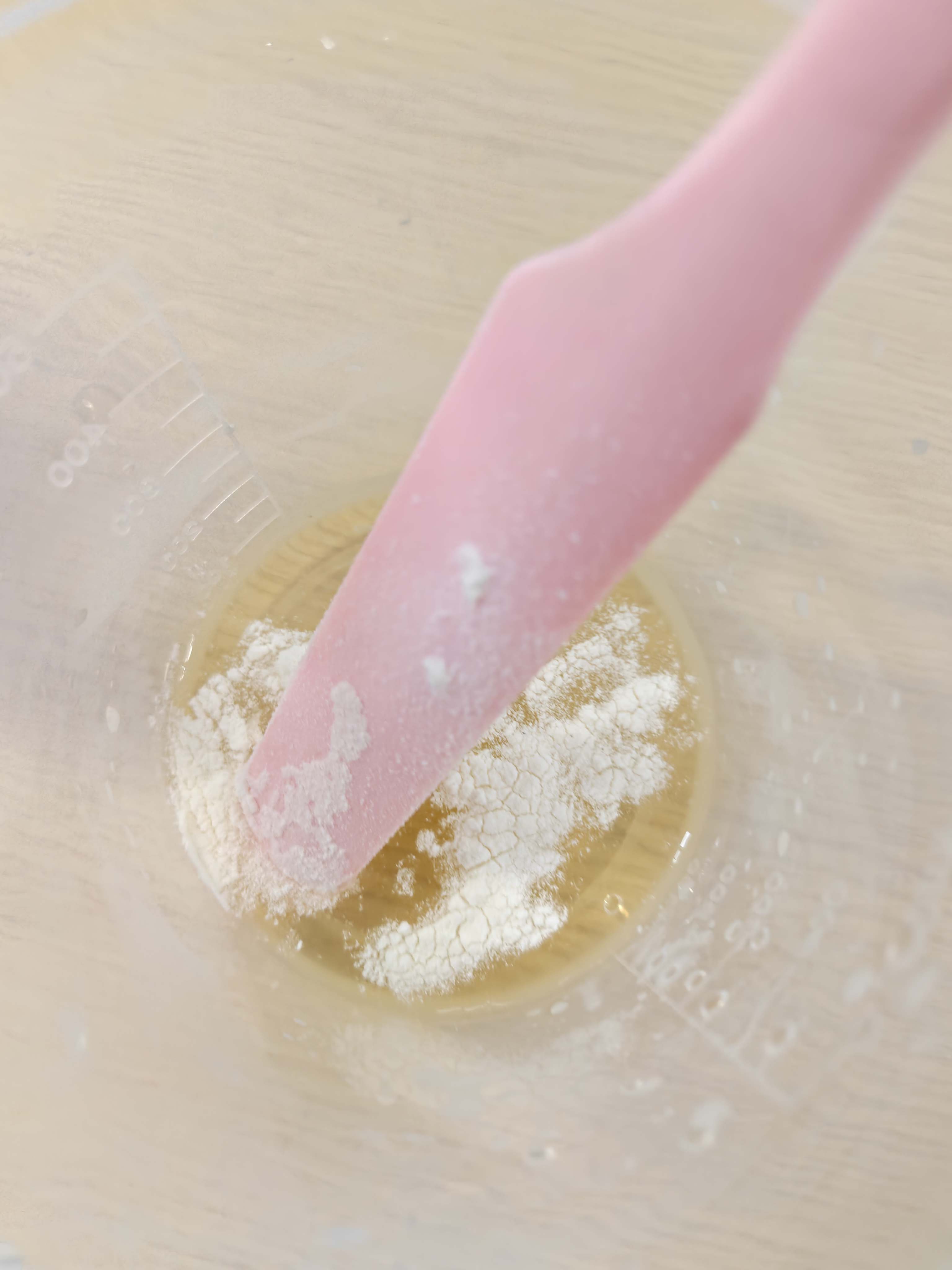 Mixing sodium alginate with the liquid material