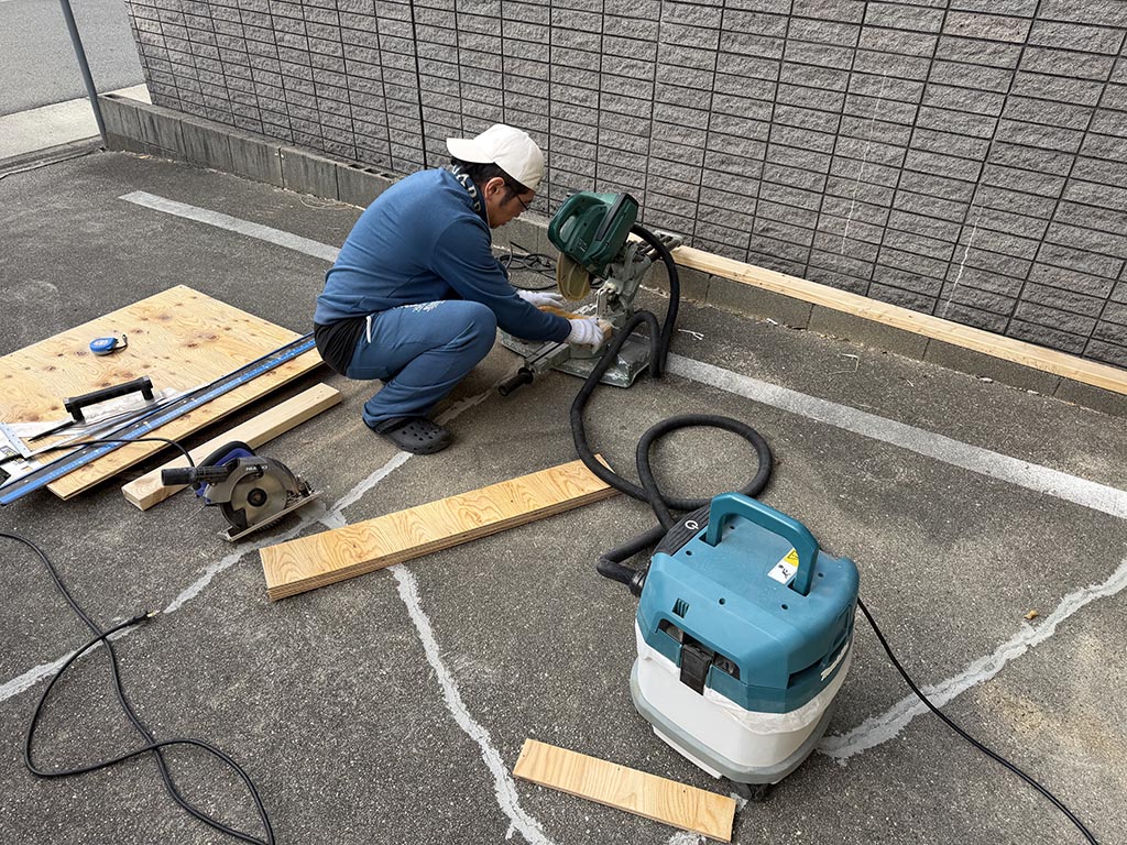 Bara is cutting woods