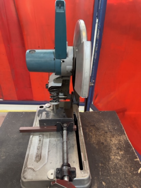 Cutting on the metal saw