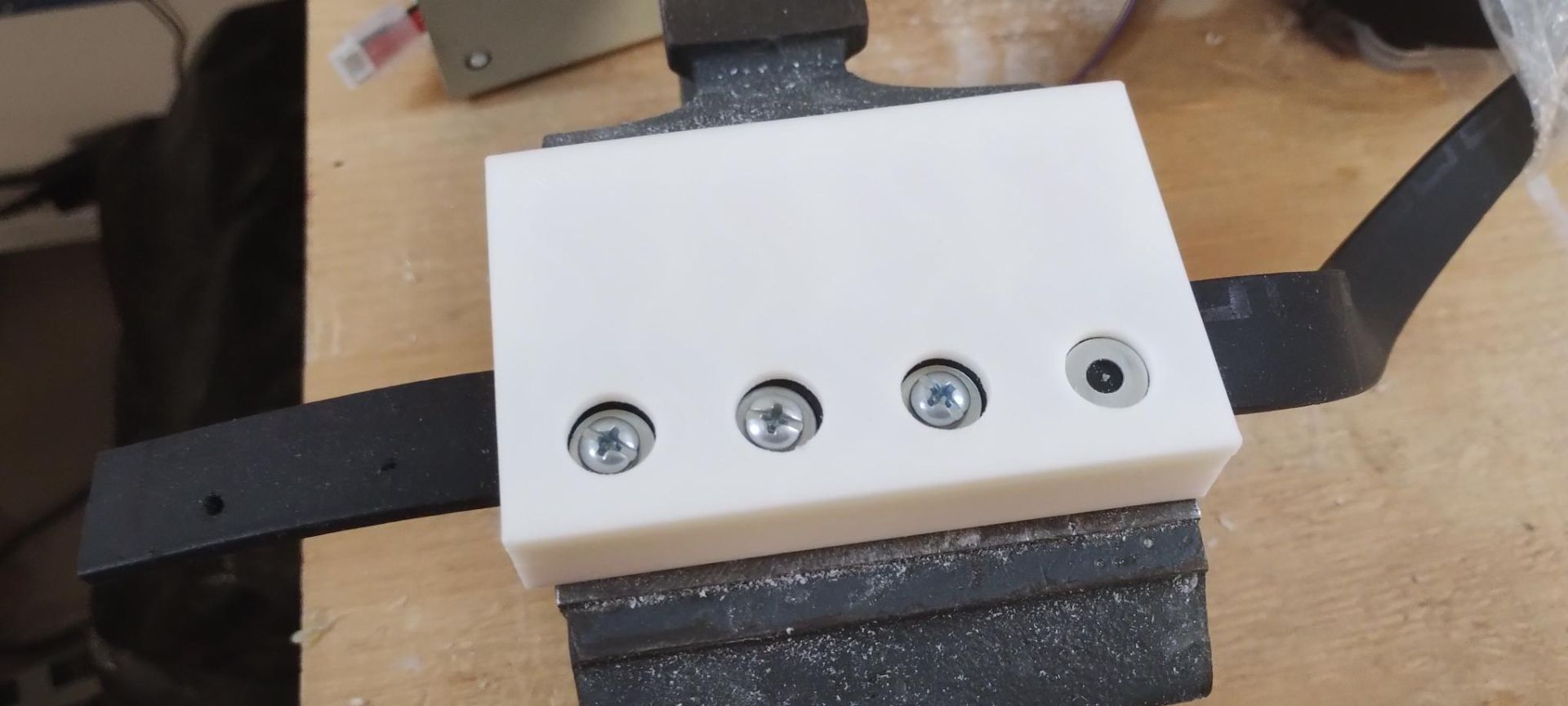 Lid with rubber band