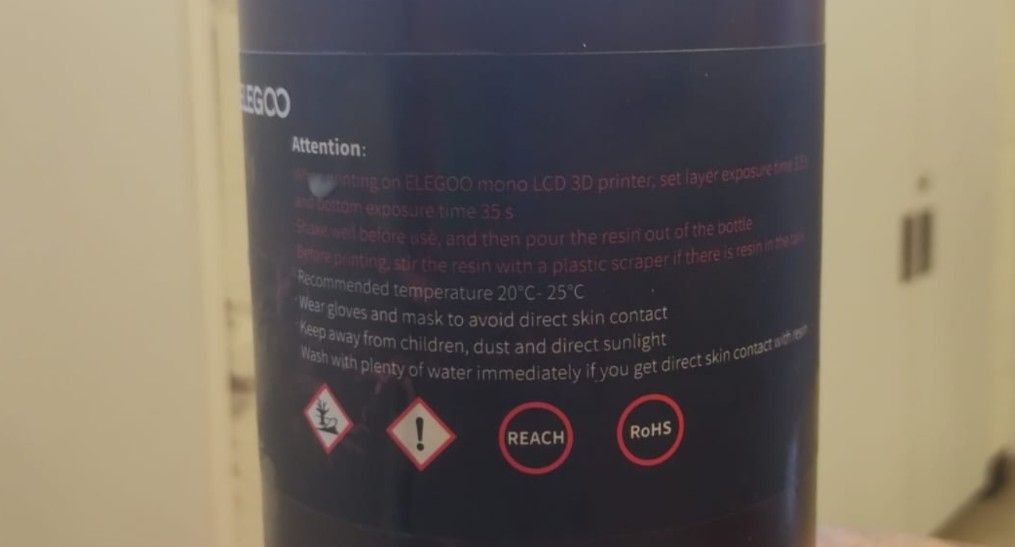 Back of the resin bottle with specifications