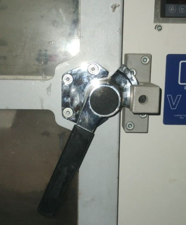 Handle for opening the vacuum machine door