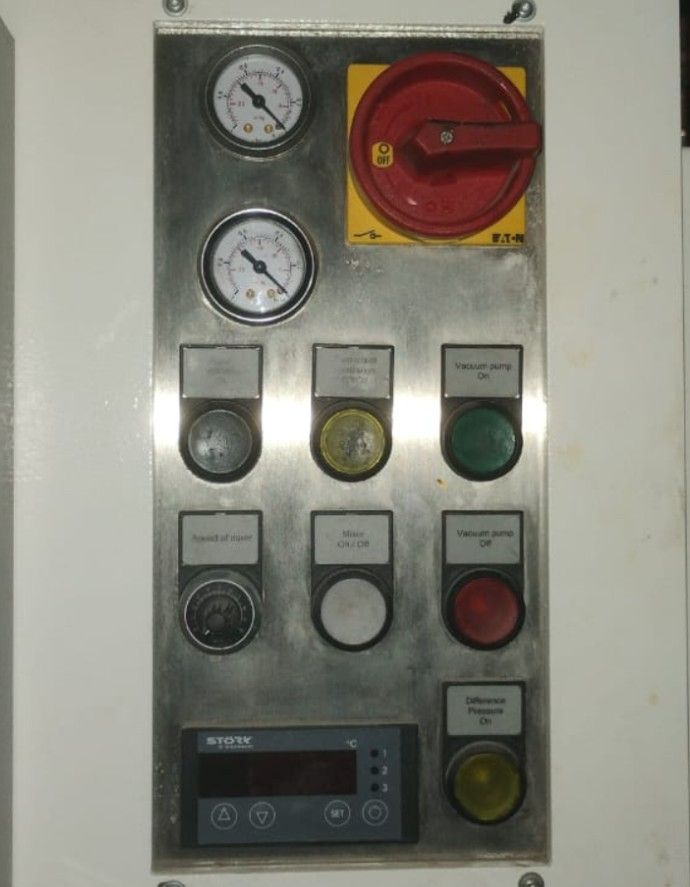 Vacuum degassing machine in operation