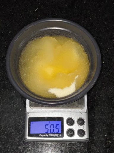 Measuring and hydrating gelatin powder