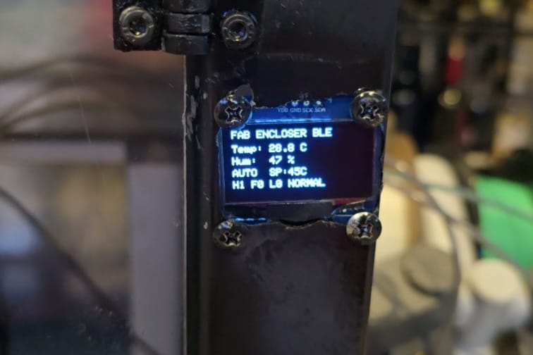 SH1106 OLED showing live temperature, humidity, mode, setpoint and actuator states