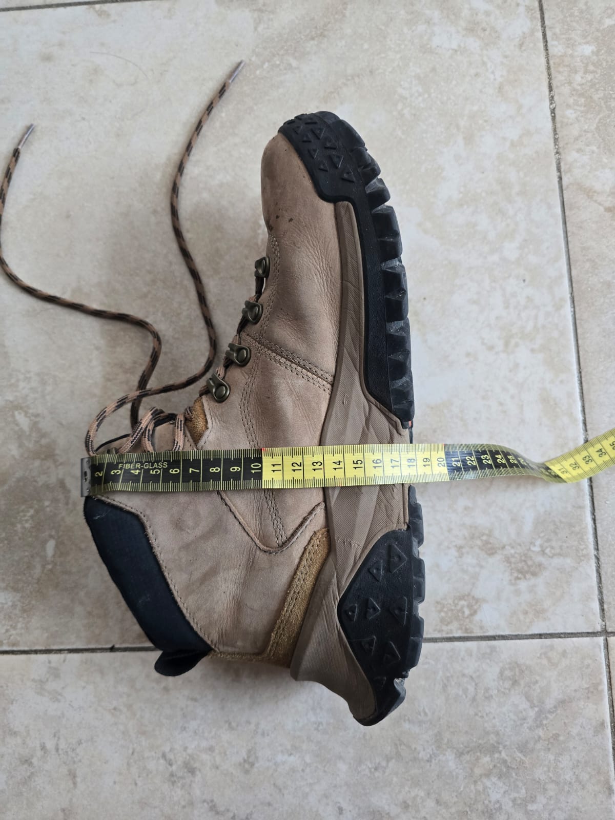 Climbing boots with dimensions