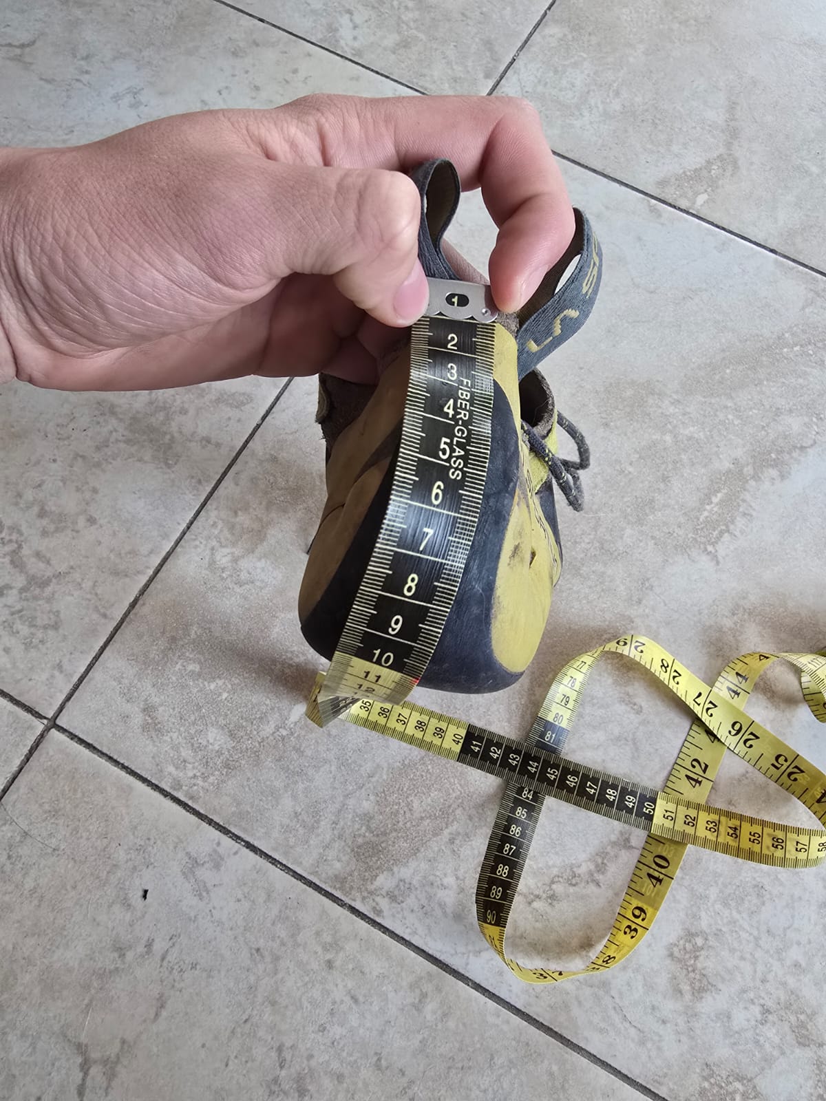 Climbing shoes with dimensions