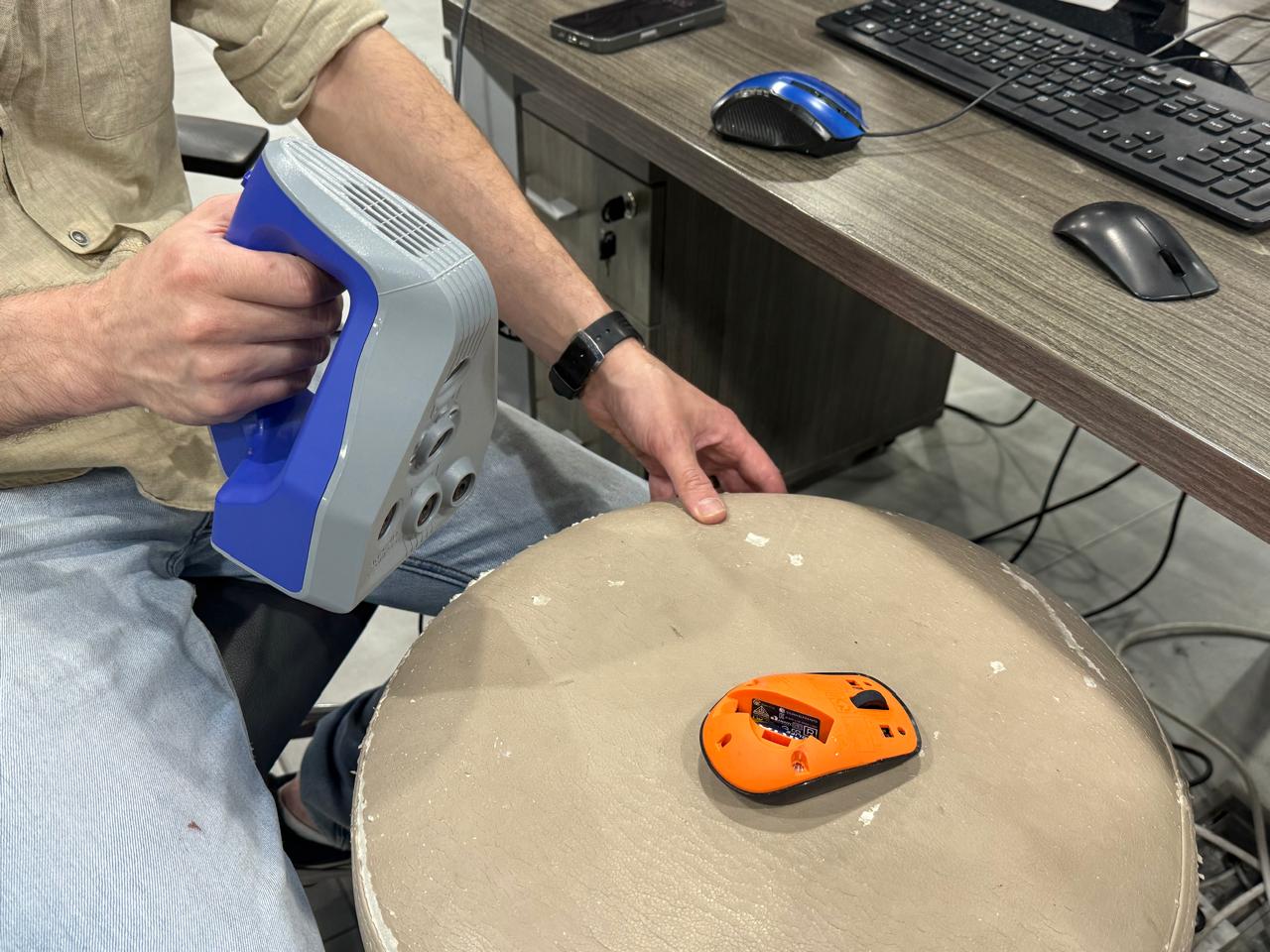 Capturing real-time telemetry tracking frames as the hardware sensor sweeps across the target object.