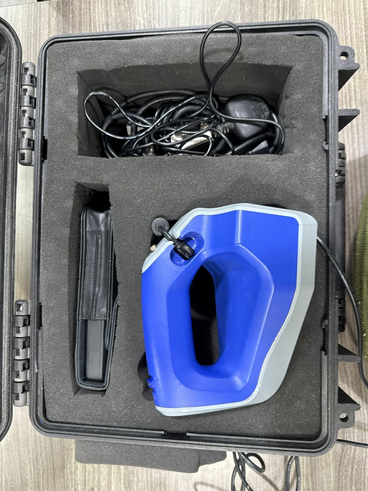 Artec Kit components including the handheld scanner device, portable scanning power bank, and charging peripherals.
