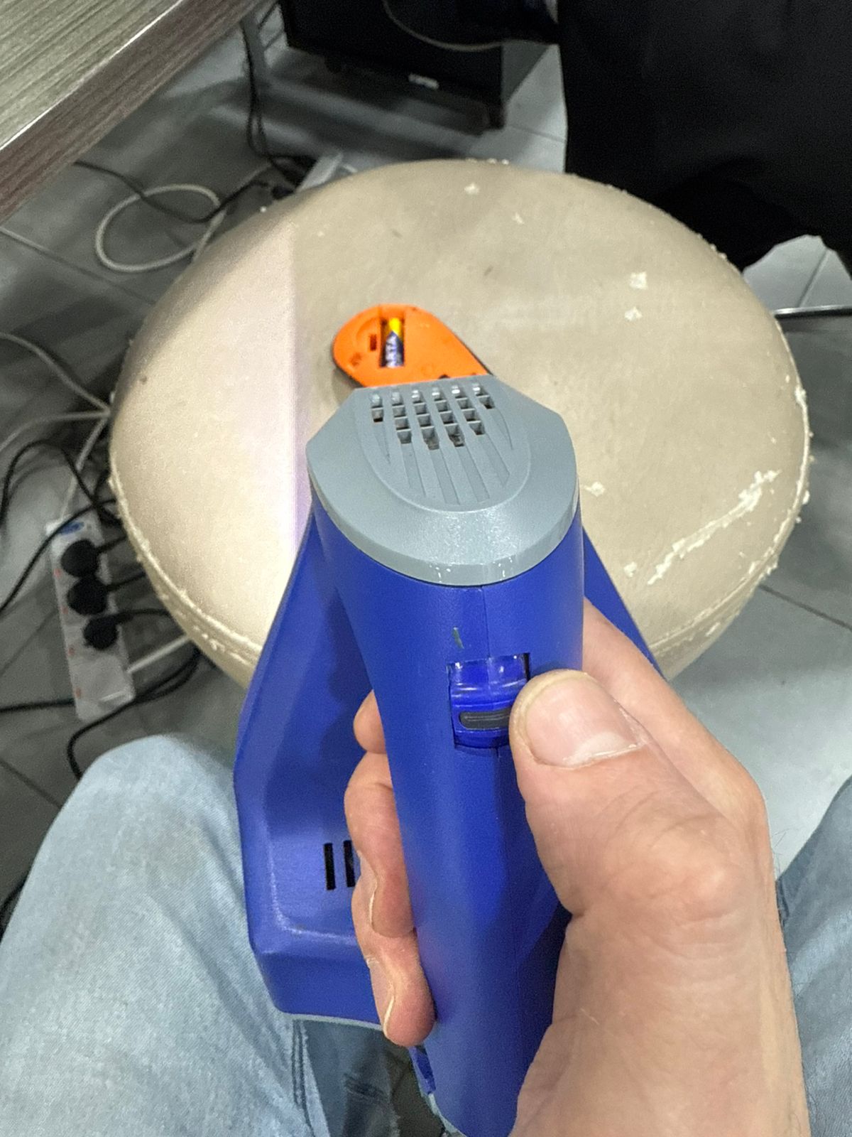 Locating and managing the hardware pause and continue control buttons on the physical scanner chassis.
