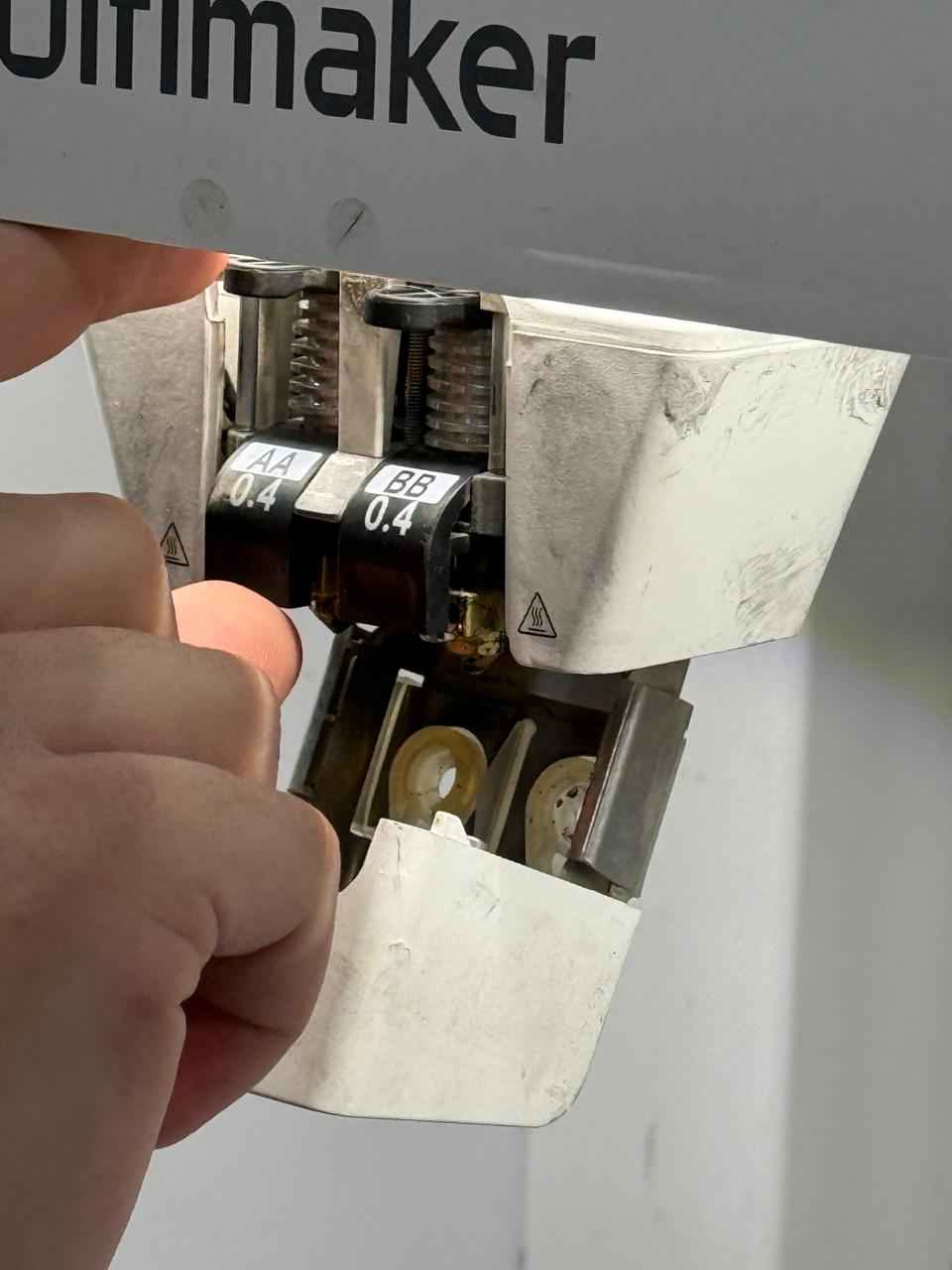 Opening the UltiMaker S5 dual-extrusion print head housing to inspect and verify the installed AA 0.4 and BB 0.4 print cores.